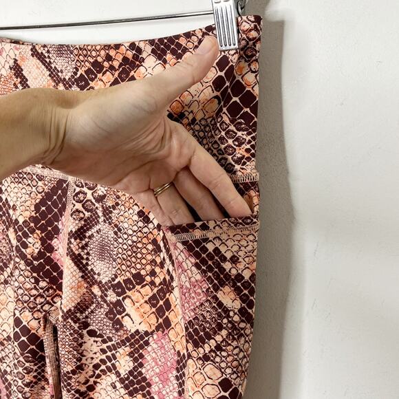 Old Navy Active Women's Elevate Leggings S Snakeskin Print Pink Go Dry High Rise - Picture 5 of 6
